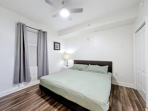 Beautiful Orlando Lakefront Condo 5 MINUTES FROM DISNEY Apartment in Orlando