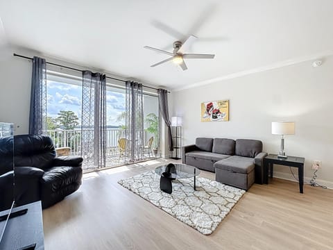 Beautiful Orlando Lakefront Condo 5 MINUTES FROM DISNEY Apartment in Orlando