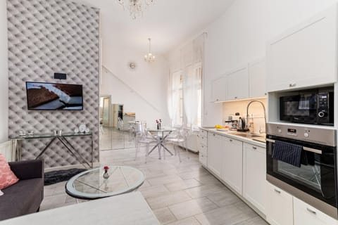 TV and multimedia, Coffee/tea facilities, Kitchen or kitchenette, Living room, Dining area, oven, stove, toaster