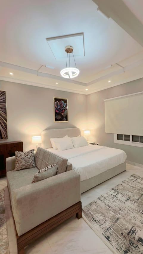Bed, Photo of the whole room, Seating area, Bedroom