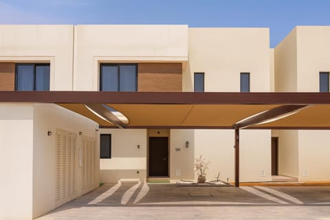 Property building, Day, Fitness centre/facilities, Parking