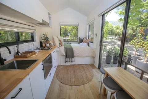 Patio, Bed, Garden, Coffee/tea facilities, View (from property/room), Kitchen or kitchenette, Living room, Photo of the whole room, Seating area, Dining area, Bedroom, Garden view, heating, oven, stove, air conditioner