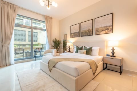 Bed, Photo of the whole room, Seating area, Bedroom