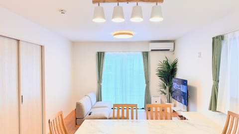 Communal lounge/ TV room, TV and multimedia, Living room, Seating area, Dining area, air conditioner