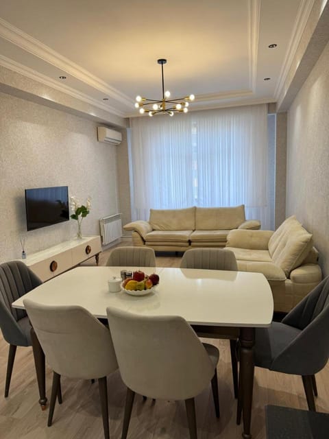 TV and multimedia, Living room, Seating area, Dining area