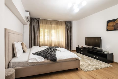Bed, TV and multimedia, Living room, Photo of the whole room, Seating area, Bedroom