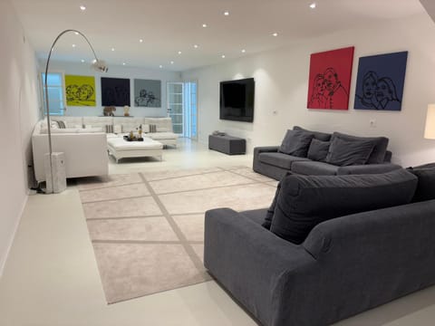 Communal lounge/ TV room, TV and multimedia, Living room, Seating area, Evening entertainment