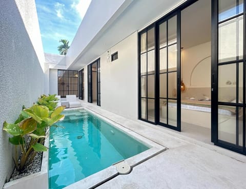 Property building, Garden, Swimming pool
