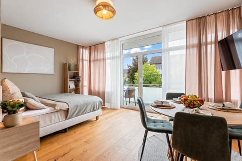 Bed, Dining area, Bedroom