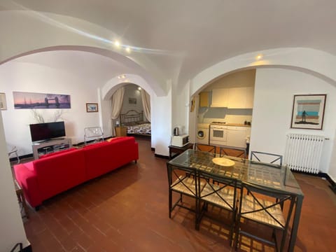 TV and multimedia, Kitchen or kitchenette, Living room, Seating area, Dining area, oven