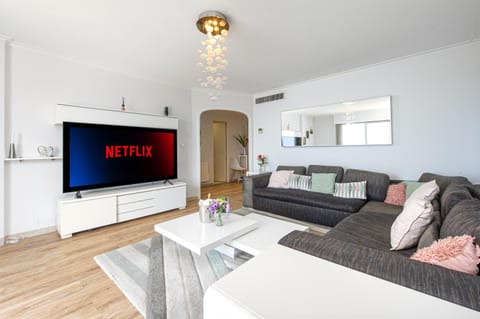 TV and multimedia, Living room, Seating area, air conditioner