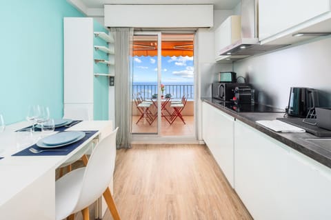 Coffee/tea facilities, Balcony/Terrace, Kitchen or kitchenette, Dining area, oven, stove, toaster