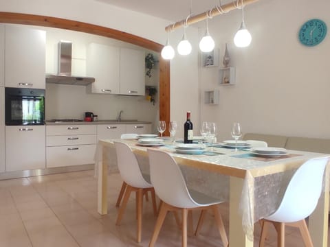 Kitchen or kitchenette, Dining area, oven, stove