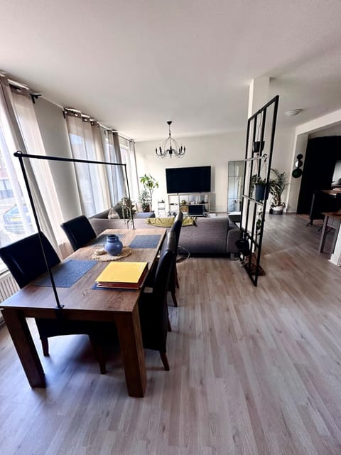 TV and multimedia, Living room, Seating area, Dining area, Evening entertainment