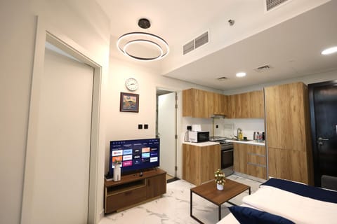 TV and multimedia, Coffee/tea facilities, Kitchen or kitchenette, Living room, Photo of the whole room, Seating area, Dining area, microwave, stove, toaster
