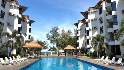 Property building, Day, Pool view, Swimming pool, sunbed