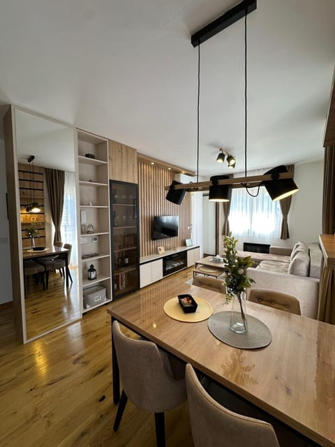 TV and multimedia, Living room, Photo of the whole room, Seating area, Dining area