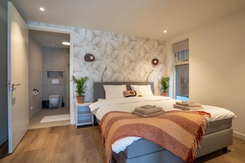 Bed, Bedroom, towels