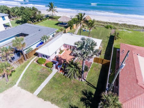 Family retreat at the beach - direct oceanfront! House in Melbourne