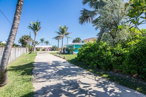 Family retreat at the beach - direct oceanfront! House in Melbourne