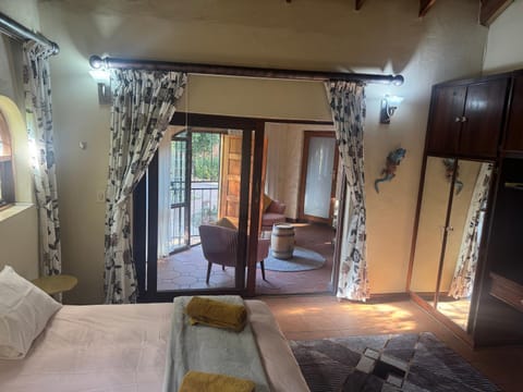 TV and multimedia, Living room, Seating area, Bedroom