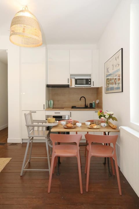 Kitchen or kitchenette, Dining area, stove