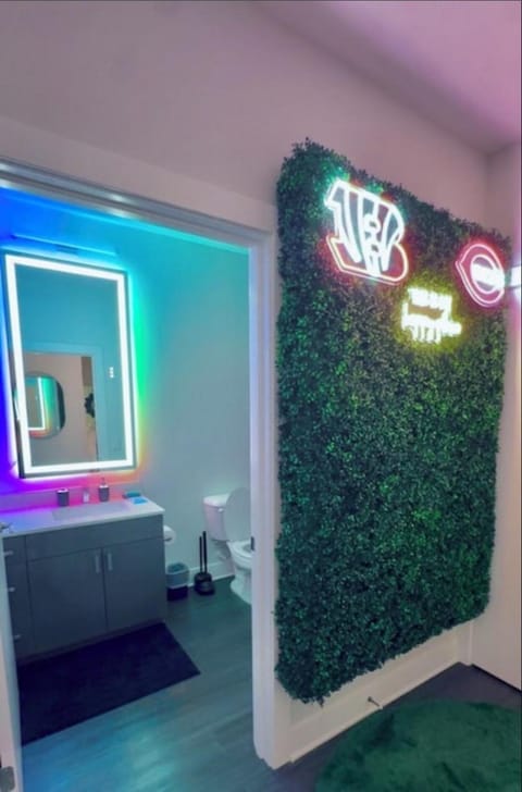 The 513 Flat! 1BR, 1Bath Apt with Pool and Riverfront View! Free Gated Parking! Only Steps from The banks & Stadiums! Apartment in Newport