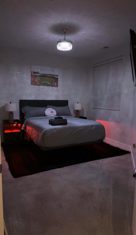 The 513 Flat! 1BR, 1Bath Apt with Pool and Riverfront View! Free Gated Parking! Only Steps from The banks & Stadiums! Apartment in Newport