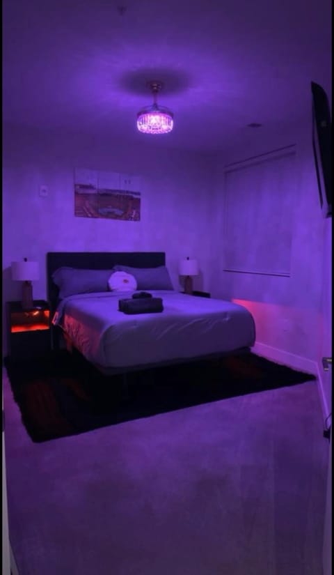 The 513 Flat! 1BR, 1Bath Apt with Pool and Riverfront View! Free Gated Parking! Only Steps from The banks & Stadiums! Apartment in Newport