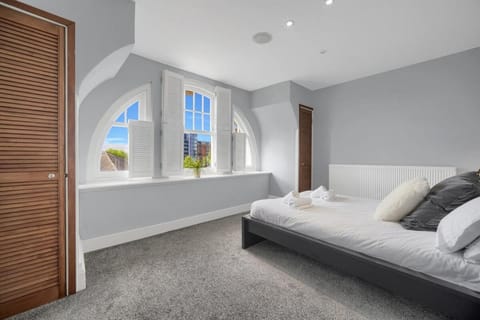 Bed, Living room, Photo of the whole room, Seating area, Bedroom