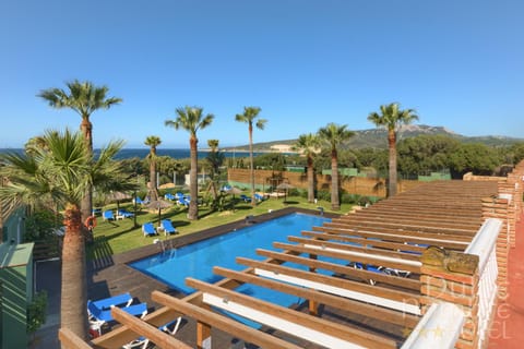 Spring, Day, Natural landscape, Garden, Garden, Swimming pool, sunbed