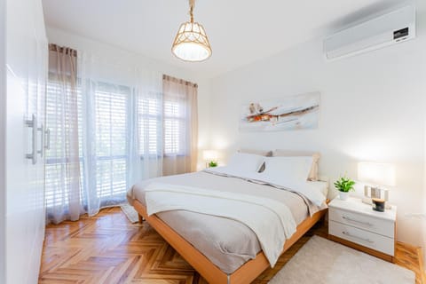 Bed, Bedroom, air conditioner