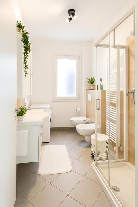 Toilet, Bathroom, towels