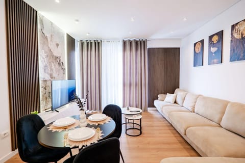 TV and multimedia, Living room, Seating area, Dining area