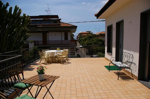 Property building, Day, Balcony/Terrace