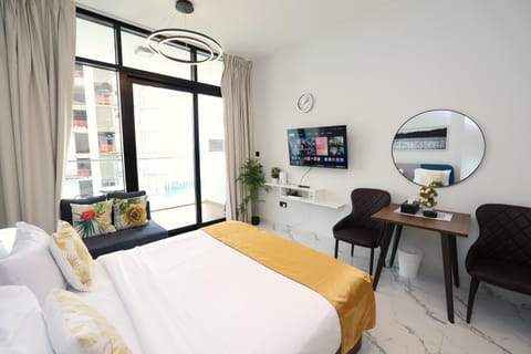 Bed, TV and multimedia, Living room, Photo of the whole room, Seating area, Evening entertainment, Bedroom, air conditioner
