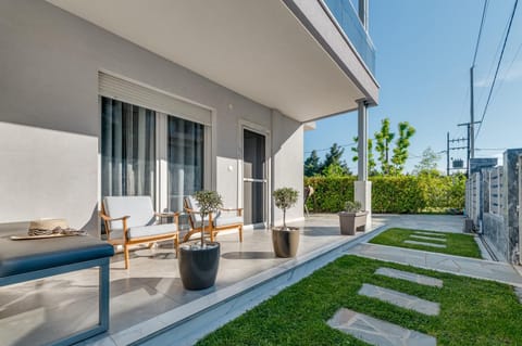 Patio, Day, Garden, Balcony/Terrace