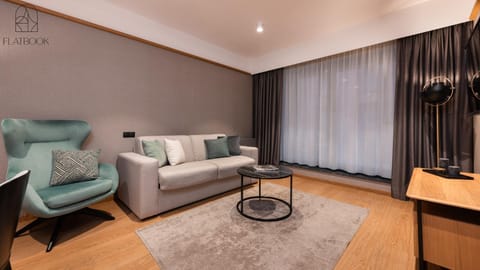 Bed, Living room, Photo of the whole room, Seating area