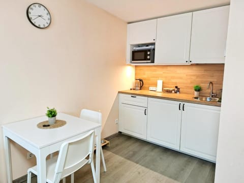 Kitchen or kitchenette, microwave, stove