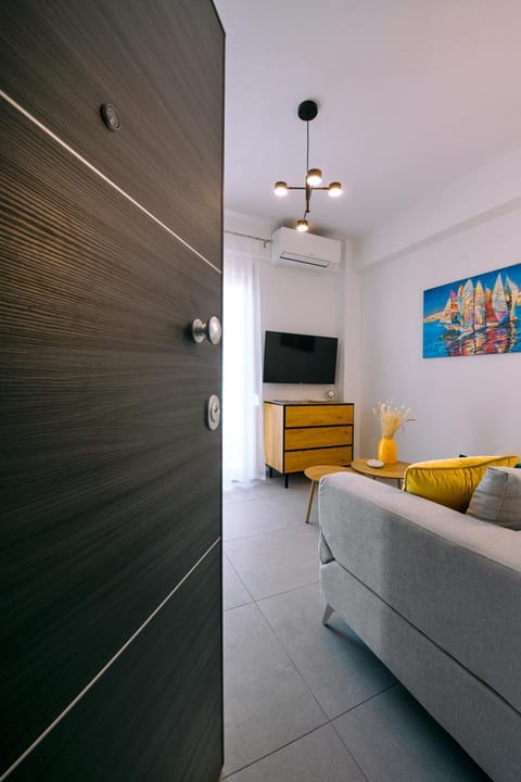 Communal lounge/ TV room, TV and multimedia, Living room, Seating area