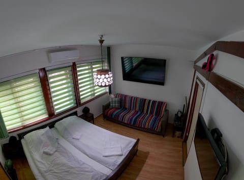 Bed, TV and multimedia, Seating area, Bedroom