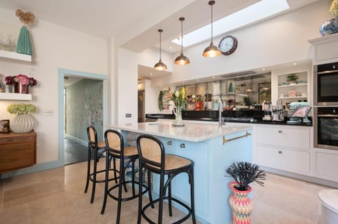 Kitchen or kitchenette, Seating area, Dining area, oven, stove