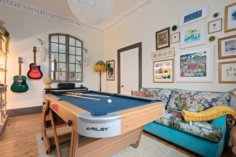 Billiard, Game Room, Decorative detail, Seating area