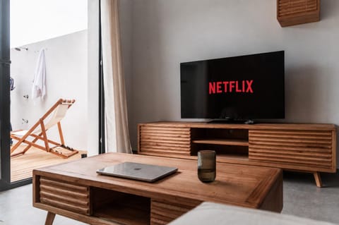 TV and multimedia, Living room, Seating area, Evening entertainment