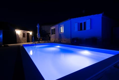 Night, Pool view