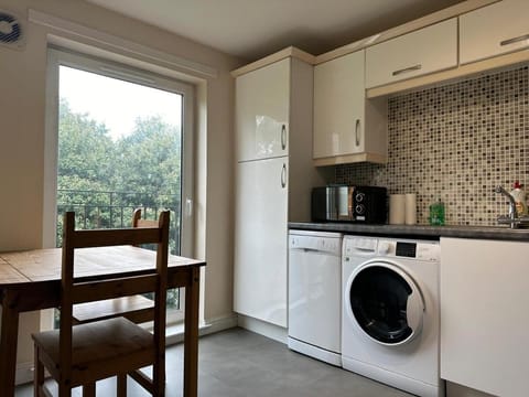 2 Bed & 2 Bath-Flat-Driving Distance to Edinburgh Apartment in Livingston