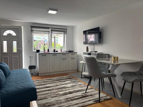 TV and multimedia, Kitchen or kitchenette, Seating area, Dining area