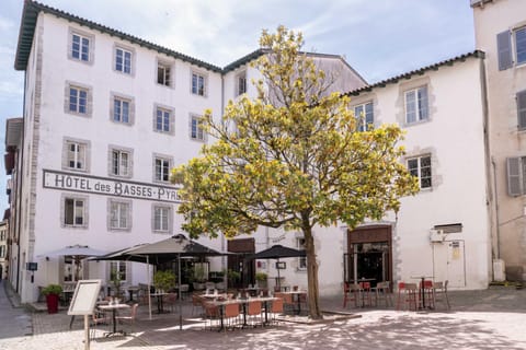 Property building, Patio, Restaurant/places to eat, Spring, Lounge or bar, Breakfast
