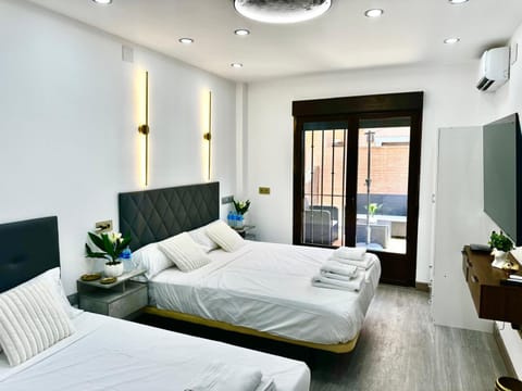 Bed, TV and multimedia, Photo of the whole room, Bedroom, air conditioner