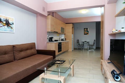 TV and multimedia, Kitchen or kitchenette, Living room, Seating area, Dining area, stove